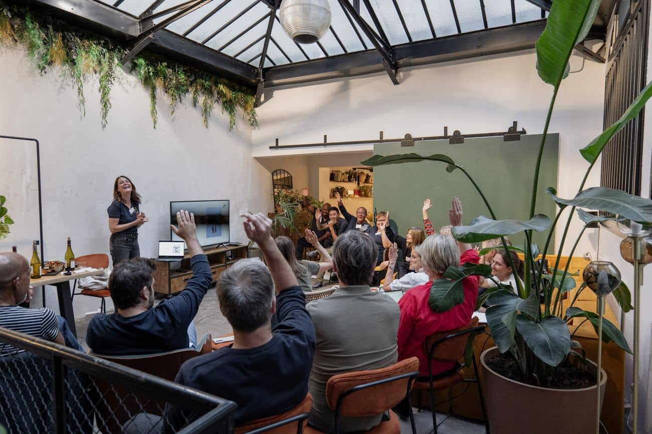 Des invités réunis dans un lieu Daymaker